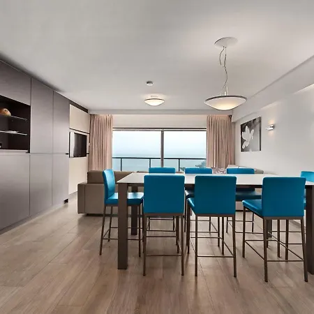 Pier View Coastal Getaway דירה